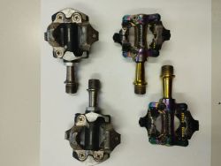 Nášlapné pedály Shimano XT a pedály Bontrager Comp MTB anodizované
