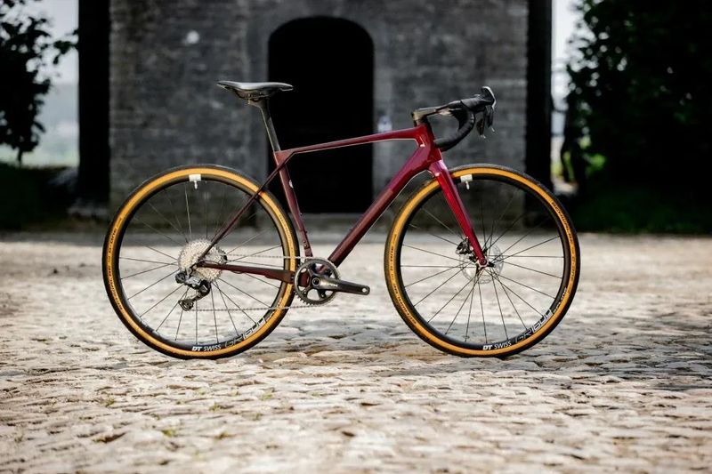 🔥🔥 SLEVA 35.000 -35% 🔥🔥 SUPERIOR X-ROAD 9.7 GR / Matte Berry Carbon - L 
