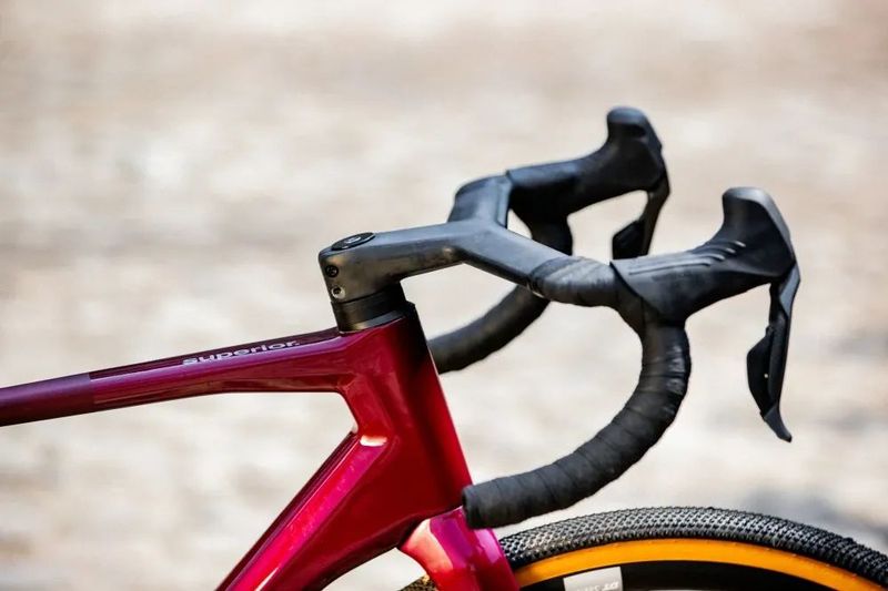 🔥🔥 SLEVA 35.000 -35% 🔥🔥 SUPERIOR X-ROAD 9.7 GR / Matte Berry Carbon - L 
