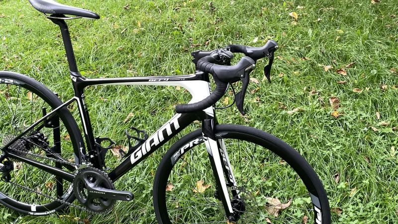 Giant Defy Advanced 2 vel. M 