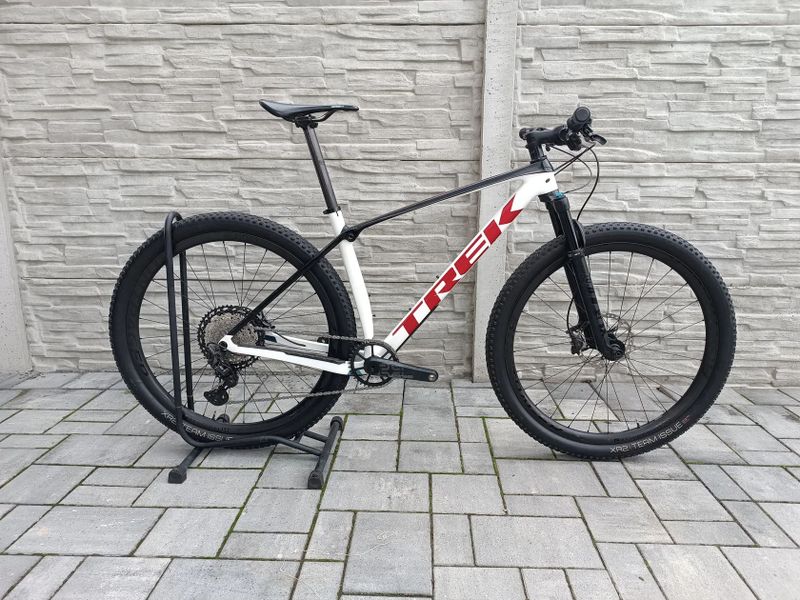 Trek Procaliber 9.8. - karbonová kola bontrager kovee Elite 30