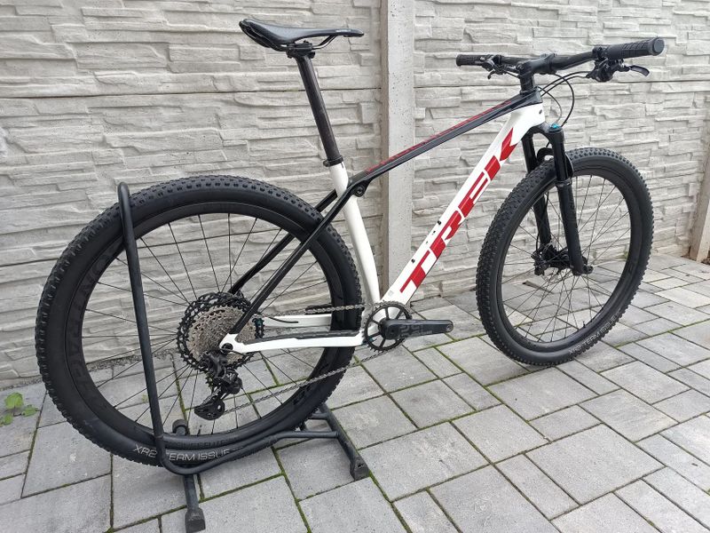 Trek Procaliber 9.8. - karbonová kola bontrager kovee Elite 30