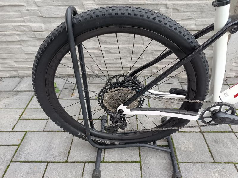 Trek Procaliber 9.8. - karbonová kola bontrager kovee Elite 30