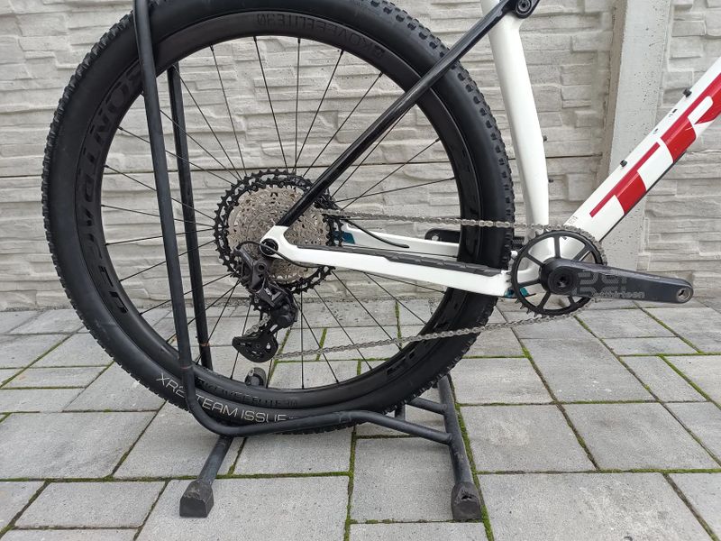 Trek Procaliber 9.8. - karbonová kola bontrager kovee Elite 30