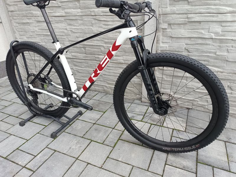 Trek Procaliber 9.8. - karbonová kola bontrager kovee Elite 30