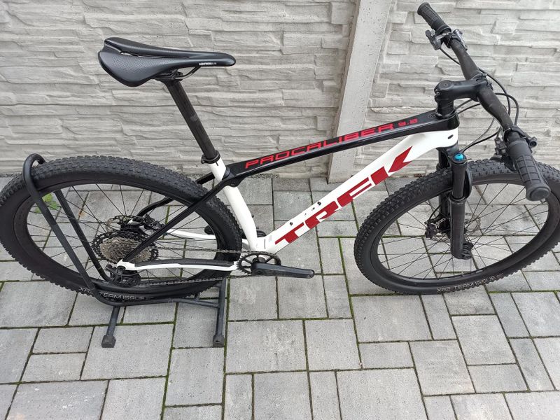 Trek Procaliber 9.8. - karbonová kola bontrager kovee Elite 30