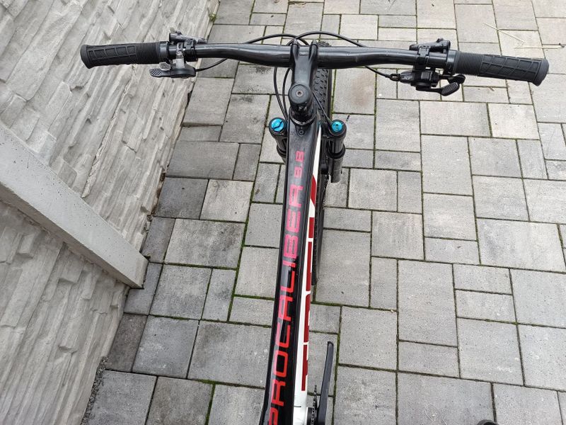 Trek Procaliber 9.8. - karbonová kola bontrager kovee Elite 30