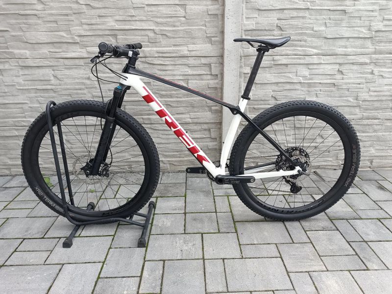Trek Procaliber 9.8. - karbonová kola bontrager kovee Elite 30