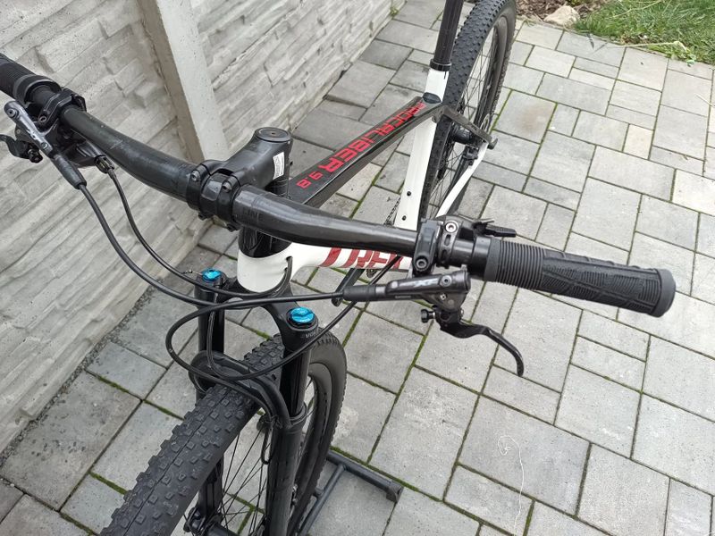 Trek Procaliber 9.8. - karbonová kola bontrager kovee Elite 30
