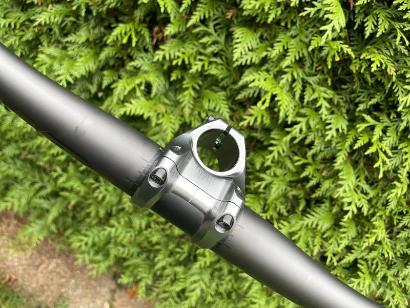 Karbonová řídítka Santa Cruz + Nukeproof představec