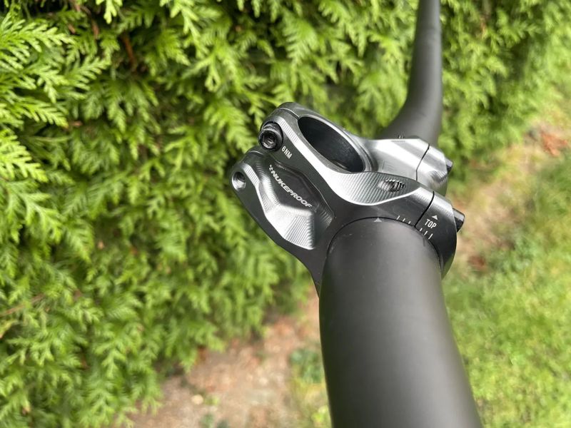 Karbonová řídítka Santa Cruz + Nukeproof představec