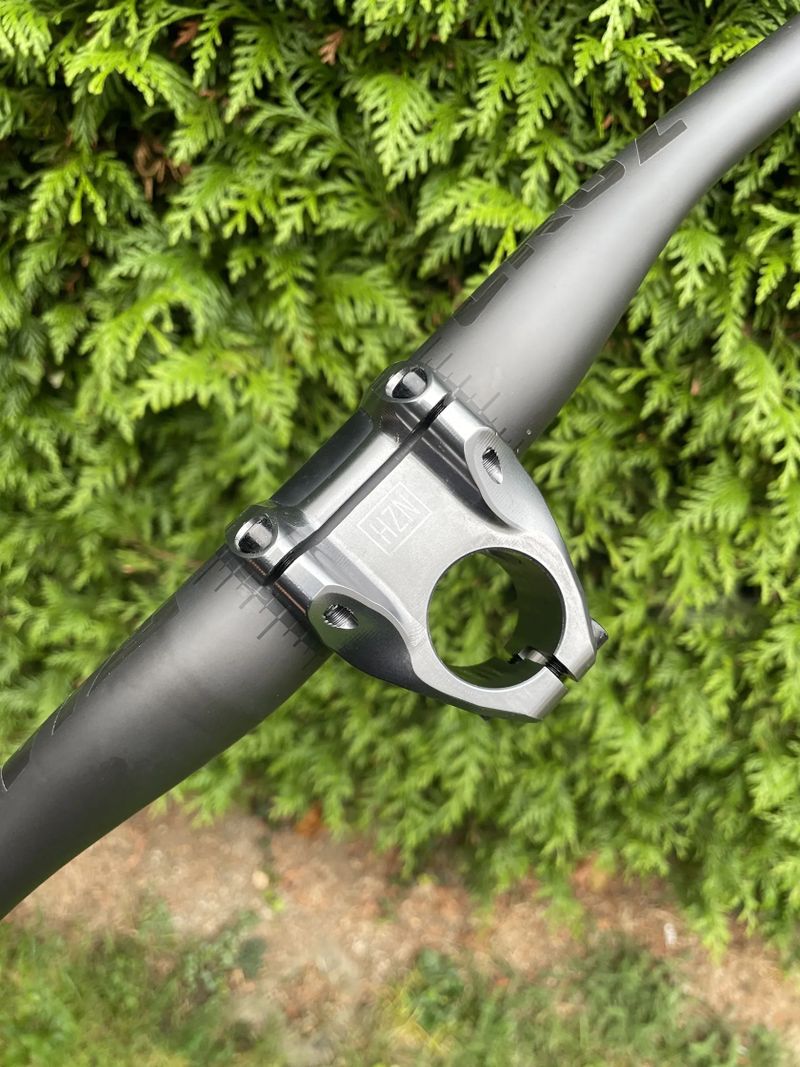 Karbonová řídítka Santa Cruz + Nukeproof představec