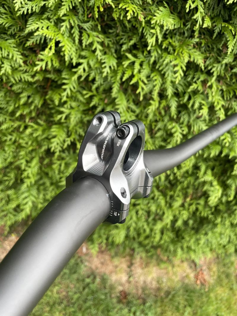 Karbonová řídítka Santa Cruz + Nukeproof představec