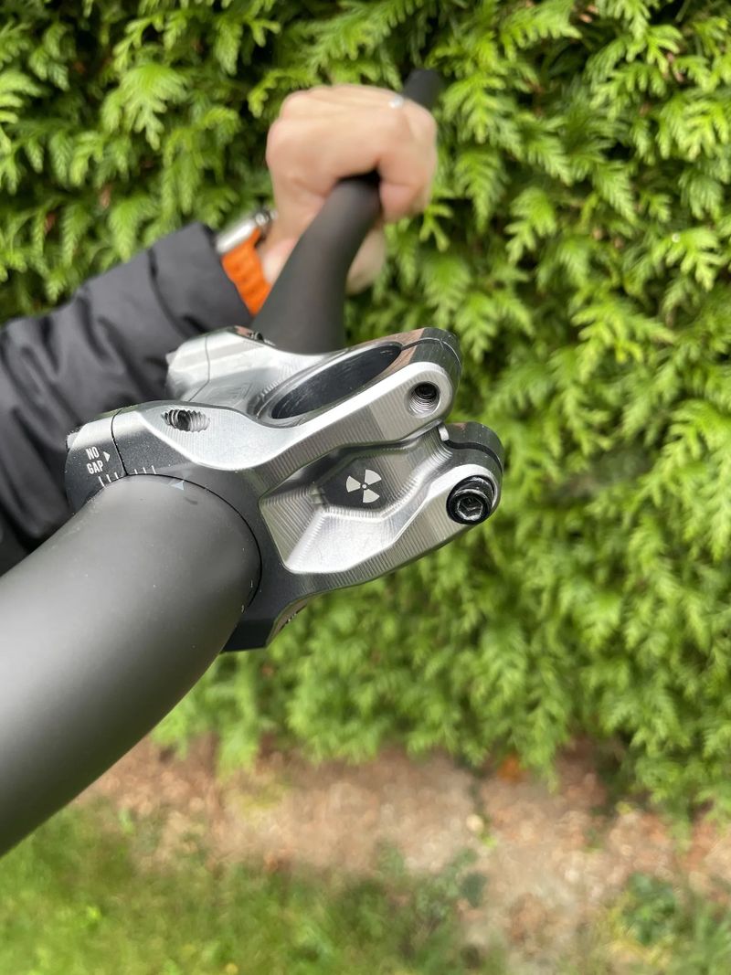 Karbonová řídítka Santa Cruz + Nukeproof představec