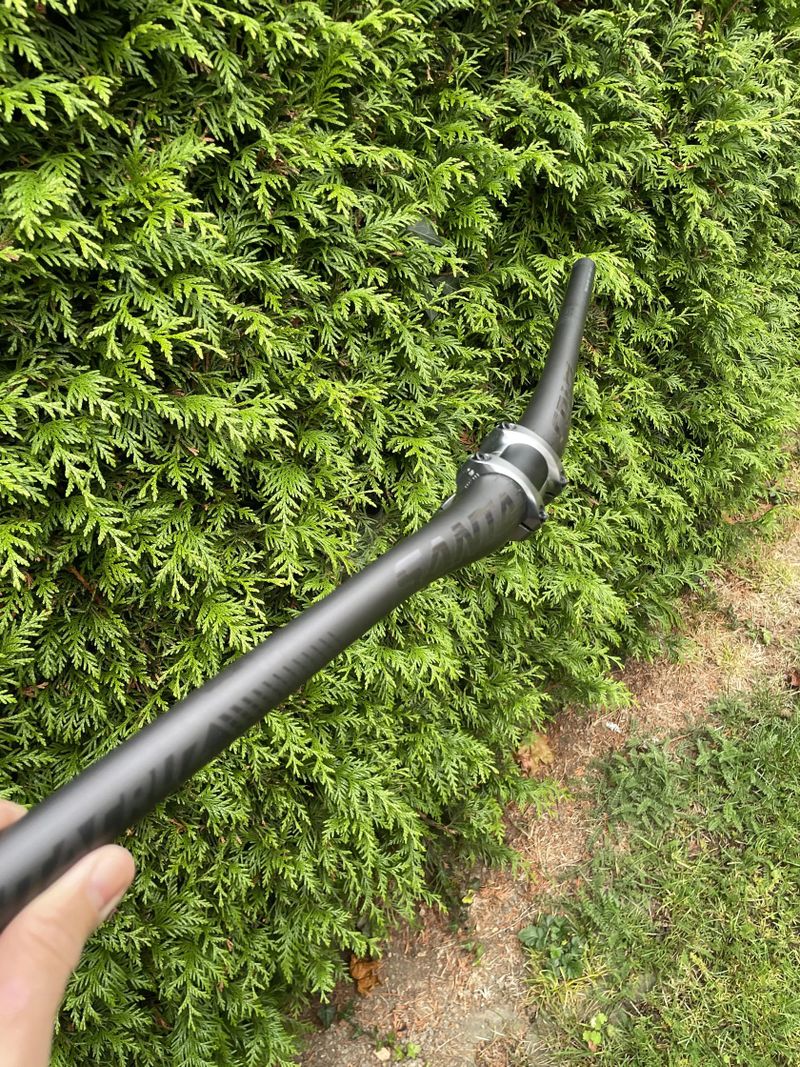 Karbonová řídítka Santa Cruz + Nukeproof představec
