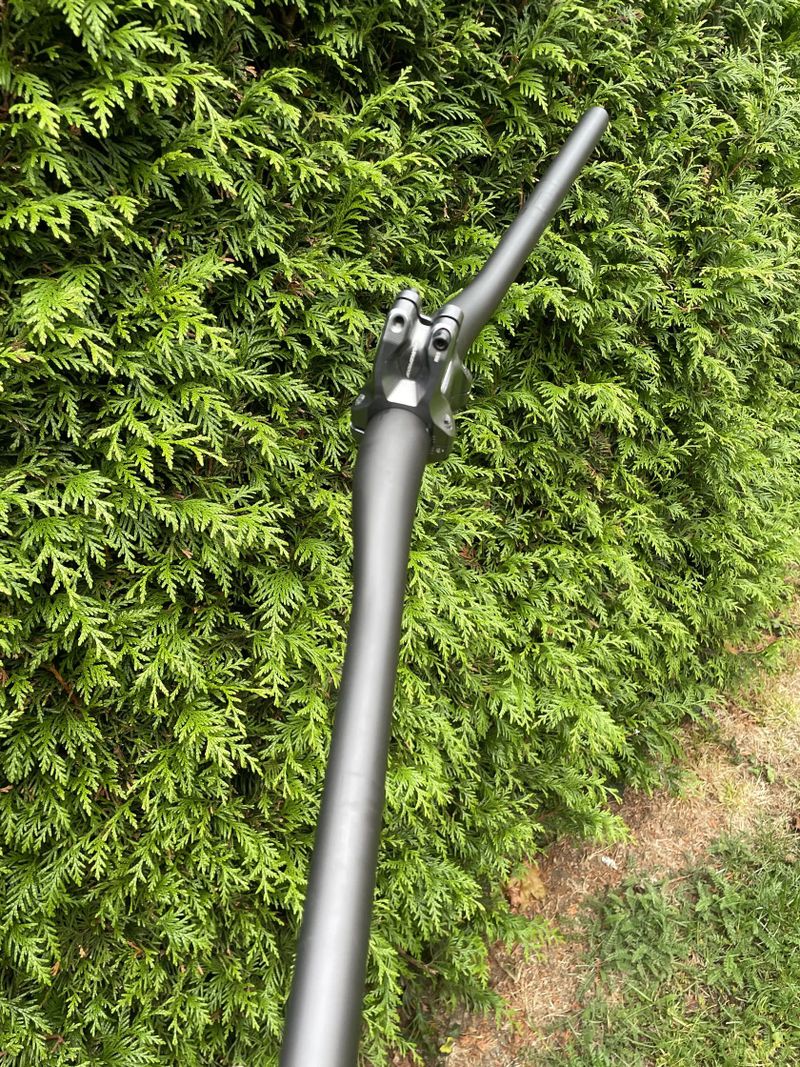 Karbonová řídítka Santa Cruz + Nukeproof představec
