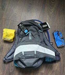 CamelBack LUXE LR 14 dámský batoh, 14 l, charcoal/silver