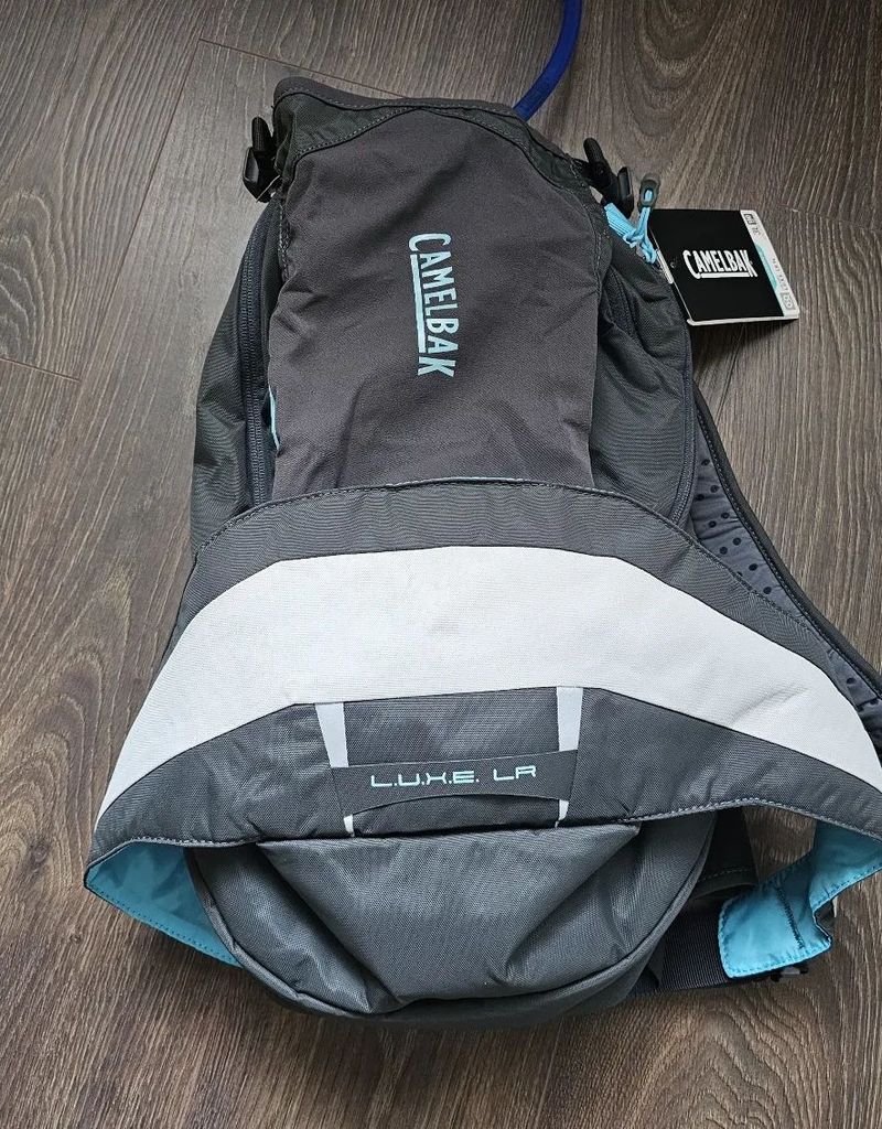 CamelBack LUXE LR 14 dámský batoh, 14 l, charcoal/silver