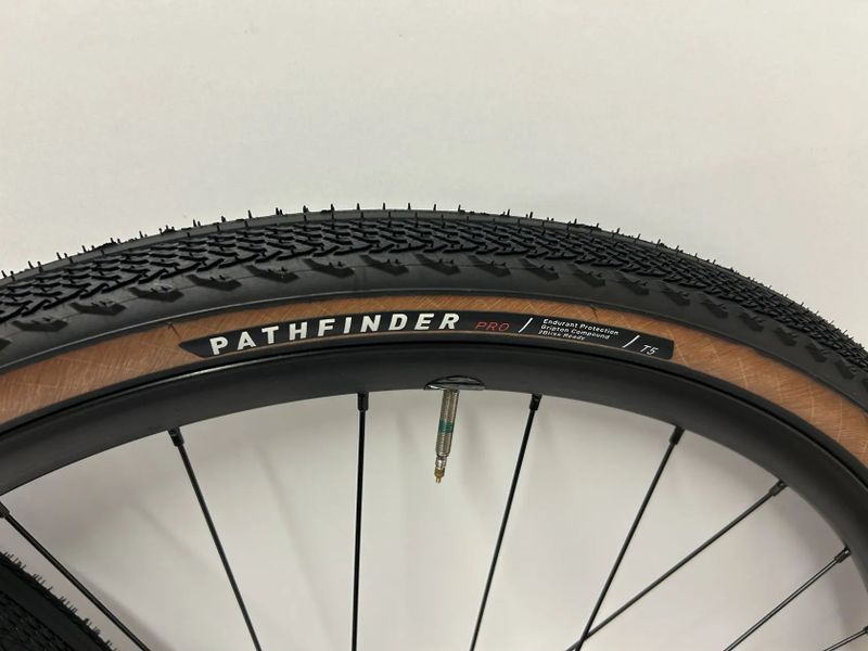 Nová zapletená kola Axis Elite Disc, vnitřní šířka 24 mm i s kotouči Sram