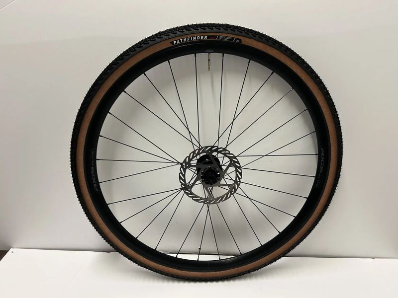 Nová zapletená kola Axis Elite Disc, vnitřní šířka 24 mm i s kotouči Sram
