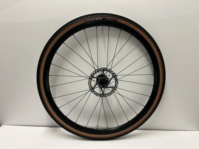 Nová zapletená kola Axis Elite Disc, vnitřní šířka 24 mm i s kotouči Sram
