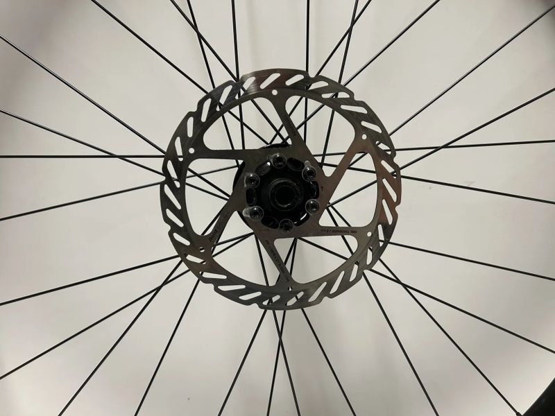 Nová zapletená kola Axis Elite Disc, vnitřní šířka 24 mm i s kotouči Sram