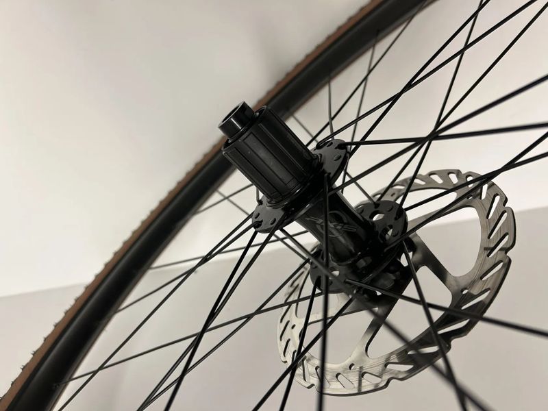 Nová zapletená kola Axis Elite Disc, vnitřní šířka 24 mm i s kotouči Sram