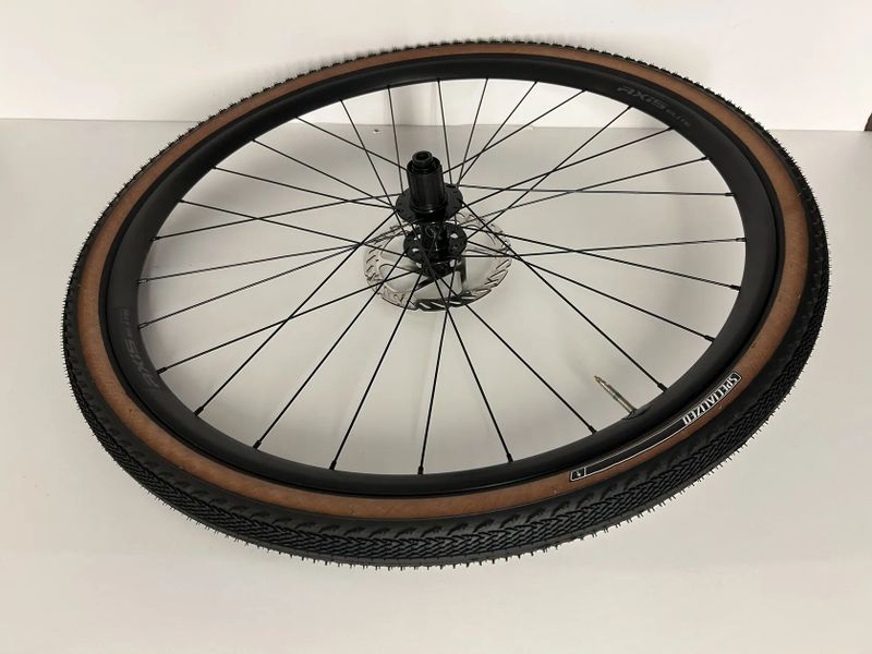 Nová zapletená kola Axis Elite Disc, vnitřní šířka 24 mm i s kotouči Sram
