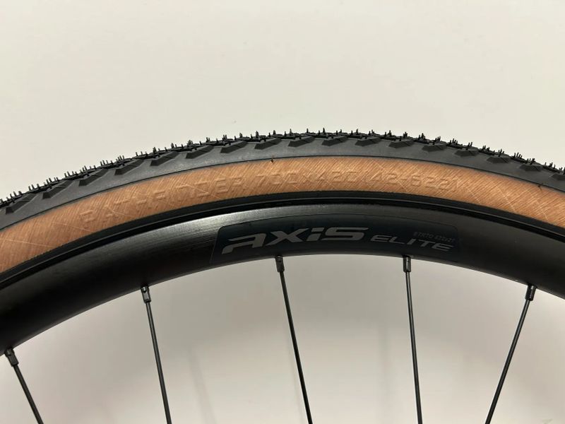 Nová zapletená kola Axis Elite Disc, vnitřní šířka 24 mm i s kotouči Sram