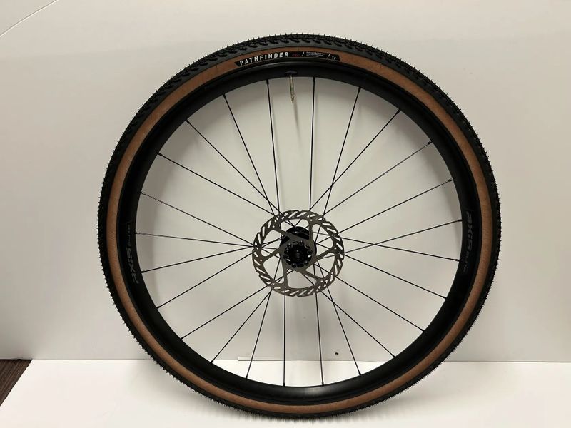Nová zapletená kola Axis Elite Disc, vnitřní šířka 24 mm i s kotouči Sram