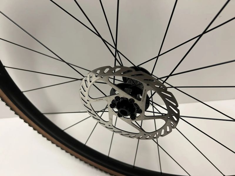 Nová zapletená kola Axis Elite Disc, vnitřní šířka 24 mm i s kotouči Sram