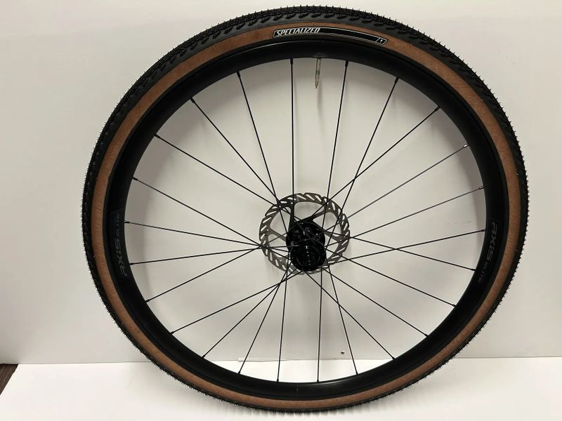 Nová zapletená kola Axis Elite Disc, vnitřní šířka 24 mm i s kotouči Sram
