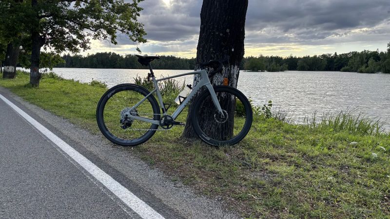 Van Rysel / Riverside GCR – karbonový gravel / endurance road, SRAM Rival AXS + powermeter, Zipp 303