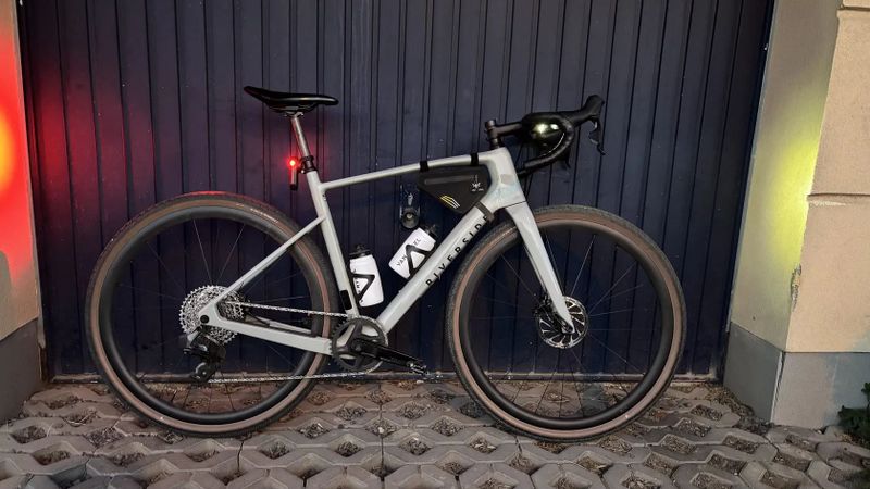 Van Rysel / Riverside GCR – karbonový gravel / endurance road, SRAM Rival AXS + powermeter, Zipp 303