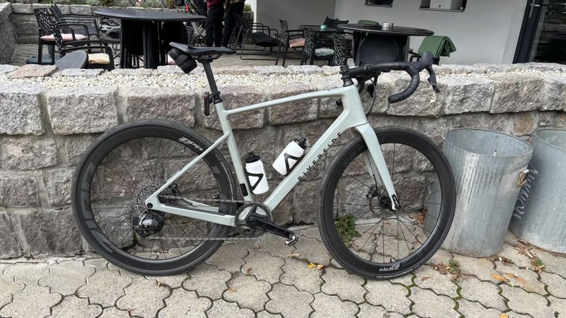 Van Rysel / Riverside GCR – karbonový gravel / endurance road, SRAM Rival AXS + powermeter, Zipp 303