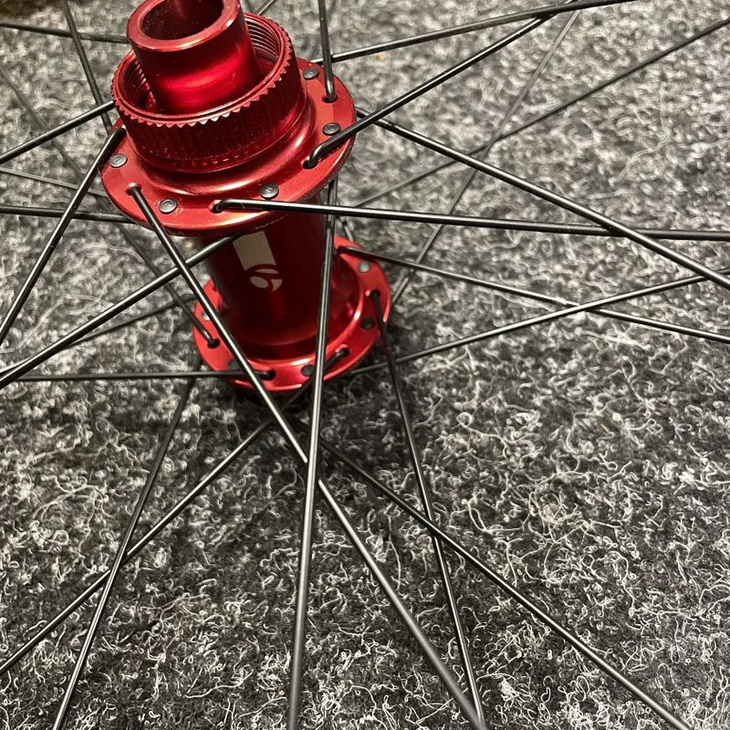 Výprodej nových kol Bontrager Kovee 110/148 mm, Shimano (sety+přední) 29 palců