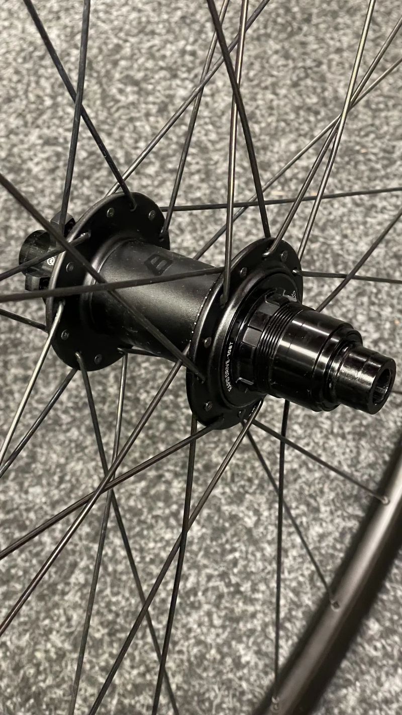 Výprodej nových kol Bontrager Kovee 110/148 mm, Shimano (sety+přední) 29 palců