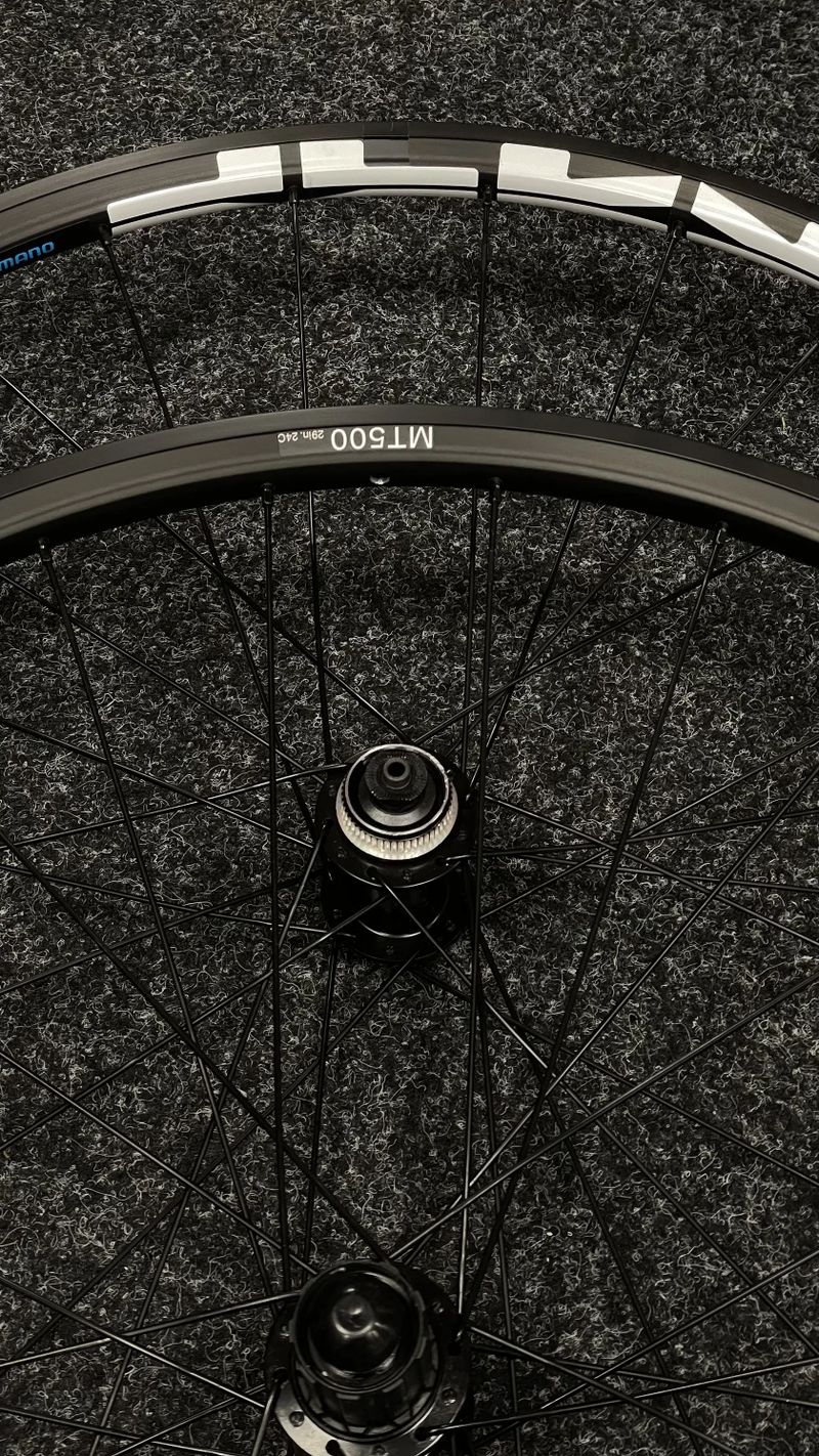 Výprodej nových kol Bontrager Kovee 110/148 mm, Shimano (sety+přední) 29 palců