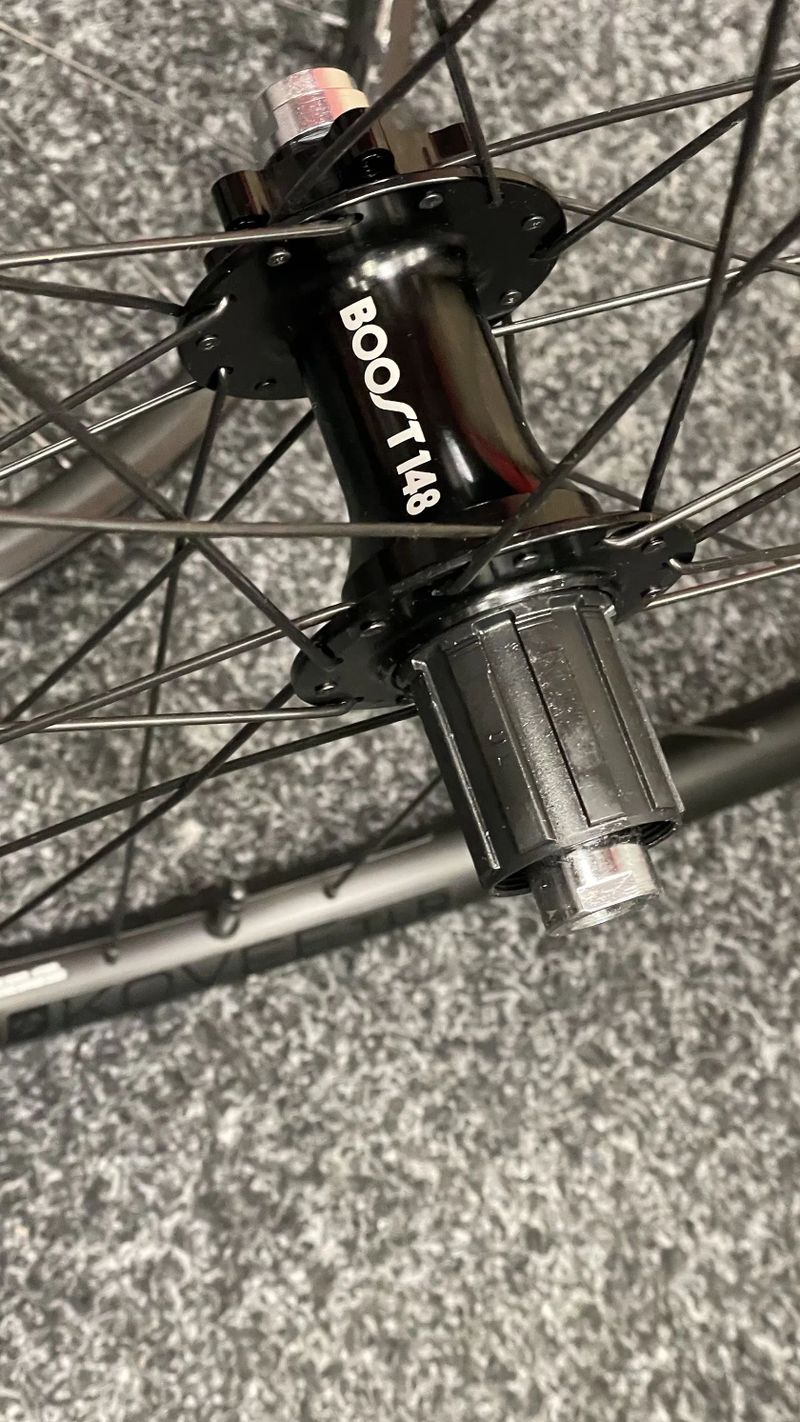 Výprodej nových kol Bontrager Kovee 110/148 mm, Shimano (sety+přední) 29 palců