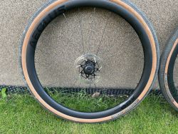 Zapletená gravel kola Bontrager Aeolus Elite 35V