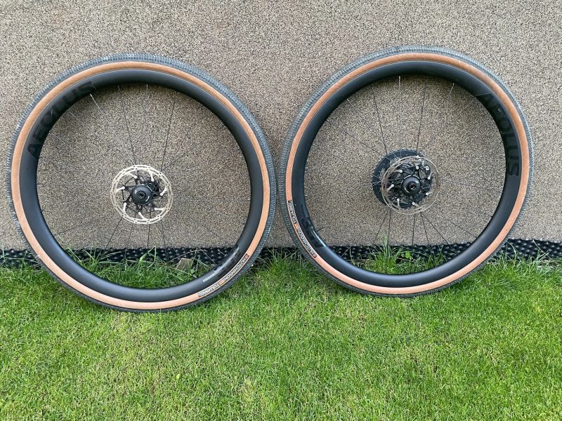 Zapletená gravel kola Bontrager Aeolus Elite 35V