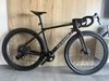 Prodám gravel BASSO PALTA 2, custom lak: RAW CARBON, SRAM AXS 1x12, komba: BASSO LEVITA, velikost S