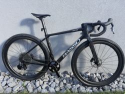Prodám gravel BASSO PALTA 2, custom lak: RAW CARBON, SRAM AXS 1x12, komba: BASSO LEVITA, velikost S