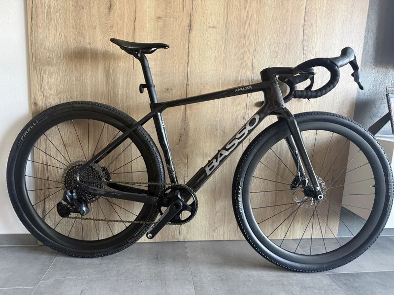 Prodám gravel BASSO PALTA 2, custom lak: RAW CARBON, SRAM AXS 1x12, komba: BASSO LEVITA, velikost S