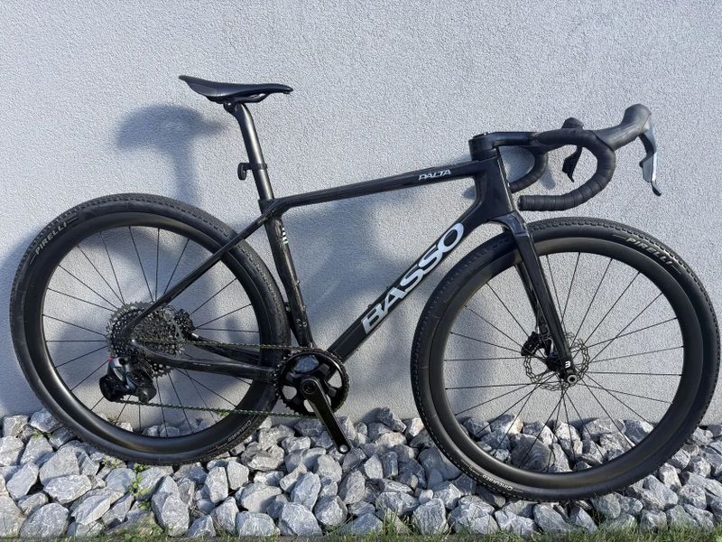 Prodám gravel BASSO PALTA 2, custom lak: RAW CARBON, SRAM AXS 1x12, komba: BASSO LEVITA, velikost S