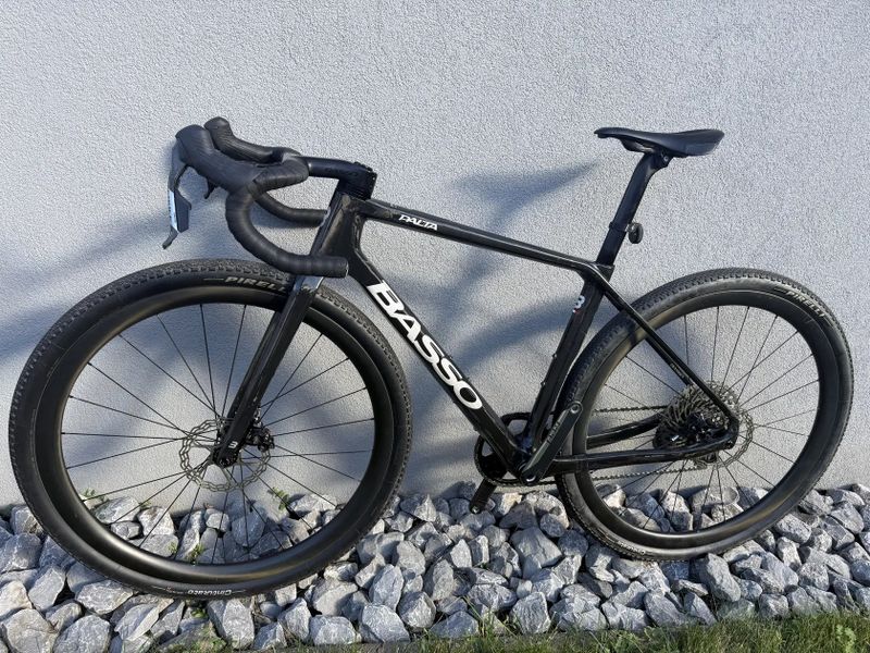 Prodám gravel BASSO PALTA 2, custom lak: RAW CARBON, SRAM AXS 1x12, komba: BASSO LEVITA, velikost S
