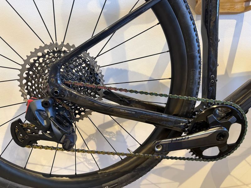 Prodám gravel BASSO PALTA 2, custom lak: RAW CARBON, SRAM AXS 1x12, komba: BASSO LEVITA, velikost S