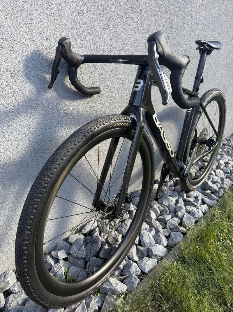 Prodám gravel BASSO PALTA 2, custom lak: RAW CARBON, SRAM AXS 1x12, komba: BASSO LEVITA, velikost S