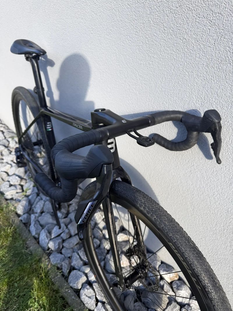 Prodám gravel BASSO PALTA 2, custom lak: RAW CARBON, SRAM AXS 1x12, komba: BASSO LEVITA, velikost S