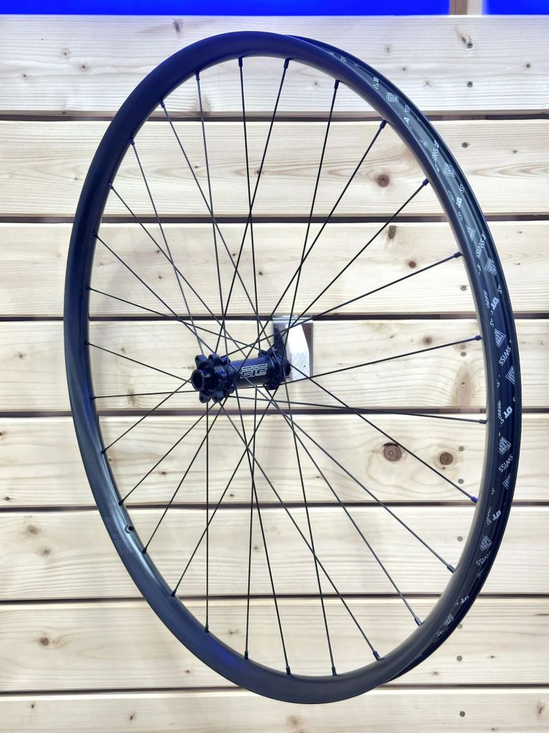 Karbonová kola 29" EIE A29C27D20 - UL | Boost | IS 6 děr | DT Swiss Competition Race | 1175 gramů